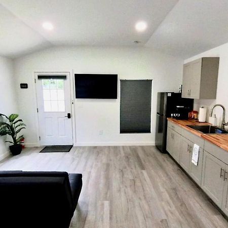 All Modern Studio With Private Entry & Parking. Брандън Екстериор снимка