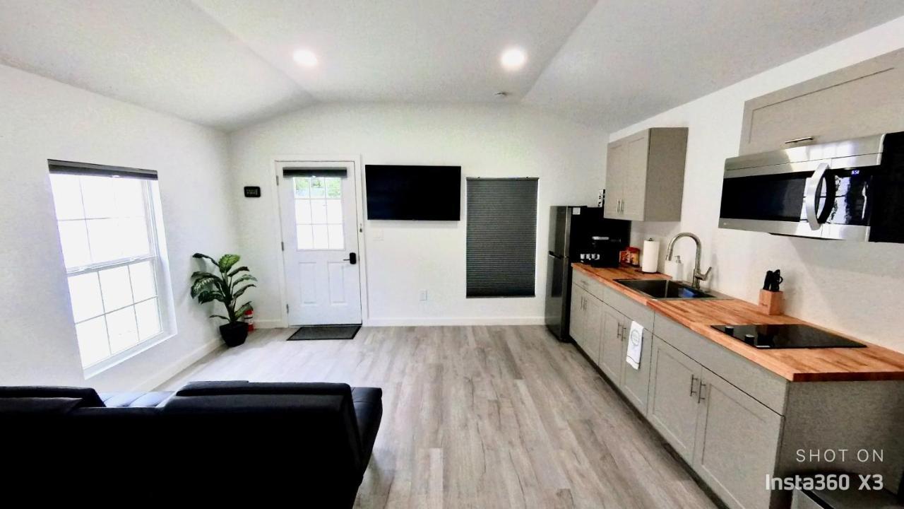 All Modern Studio With Private Entry & Parking. Брандън Екстериор снимка